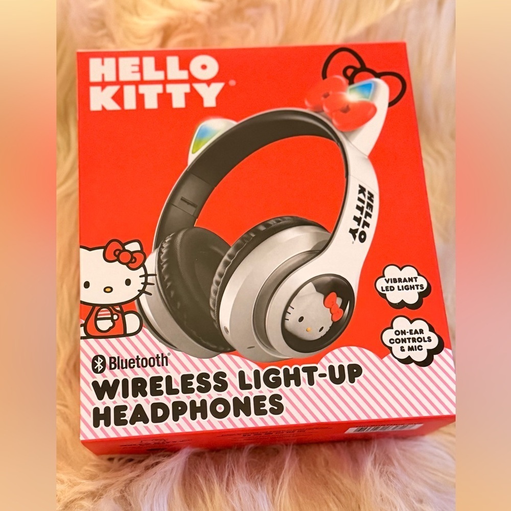 Hello Kitty Bluetooth Wireless Headphones Light-up On Ears Controls & Mic